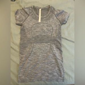 Heather Grey Women’s Lulu Shirt Size 4